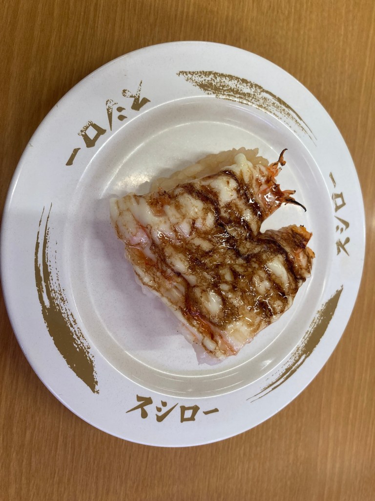 スシローのエビ寿司が盛り付けられた皿の上に置いてある。