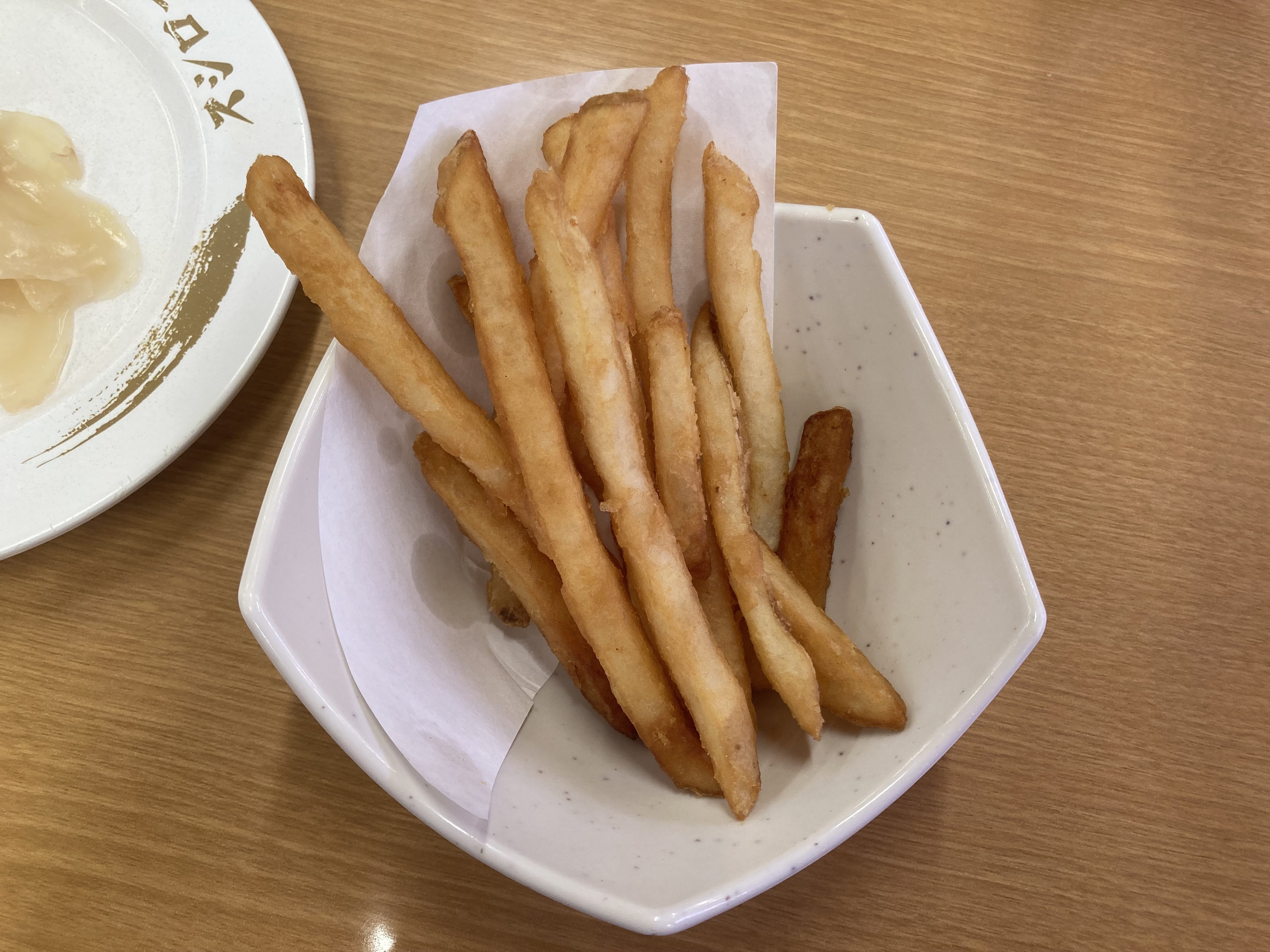 フライドポテトが盛られた白い皿