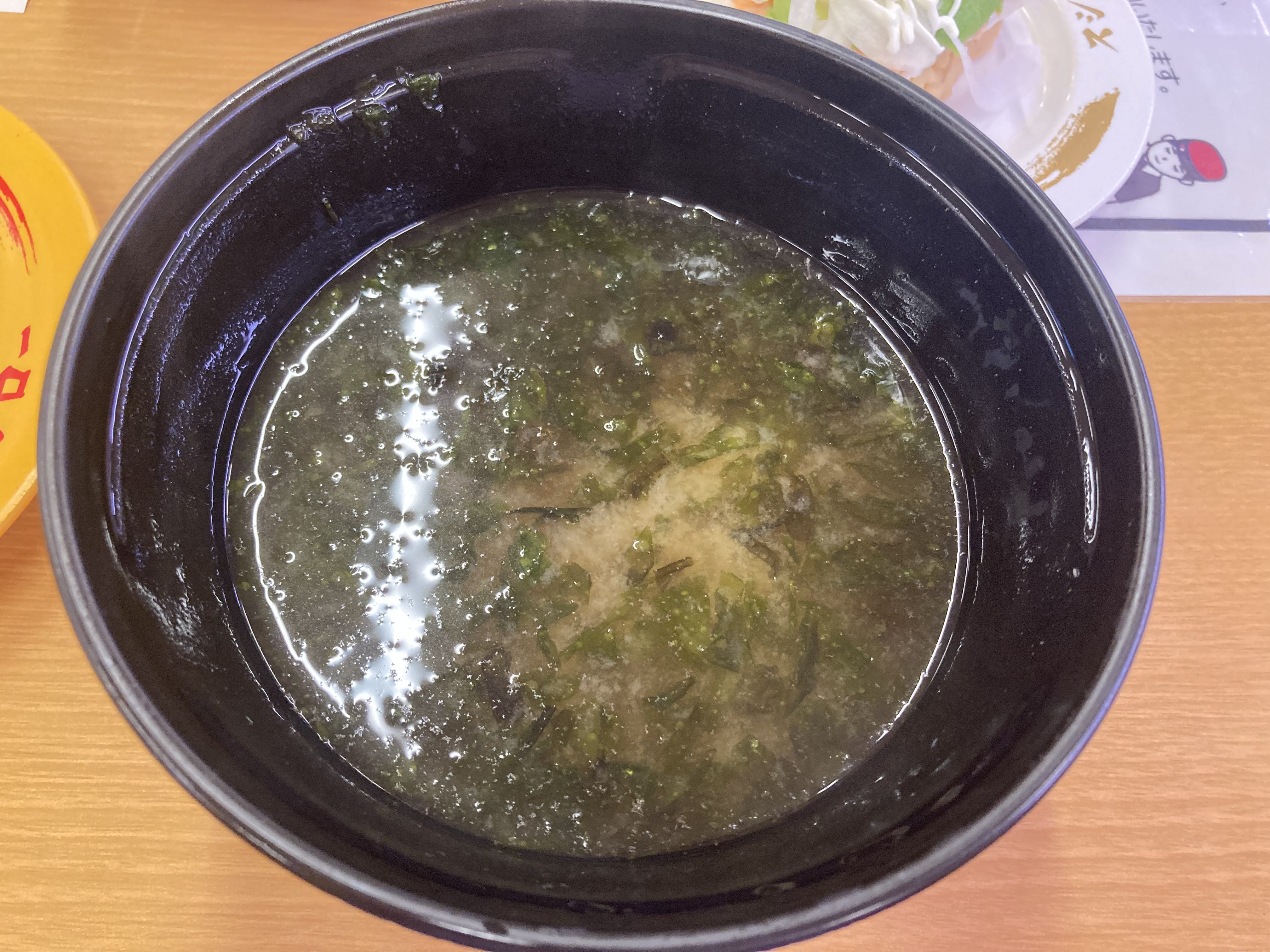 あおさと海苔の味噌汁が入った黒い器