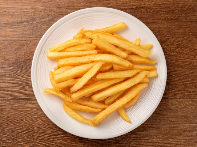 皿に盛られたフライドポテトのクローズアップ。